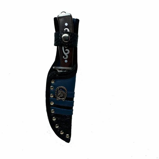 BotaFaca Americana Gold
- Couro Látego Preto | Bordados Azul Escuro e Vermelho