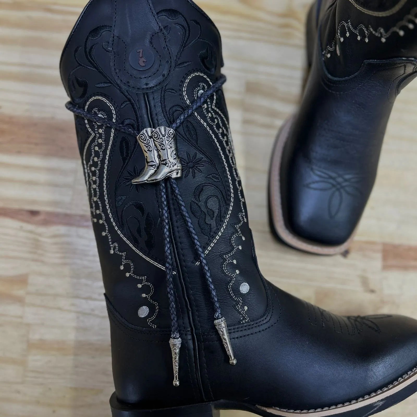GRAVATA COUNTRY - CORDÃO PRETO PINGENTE BOTA