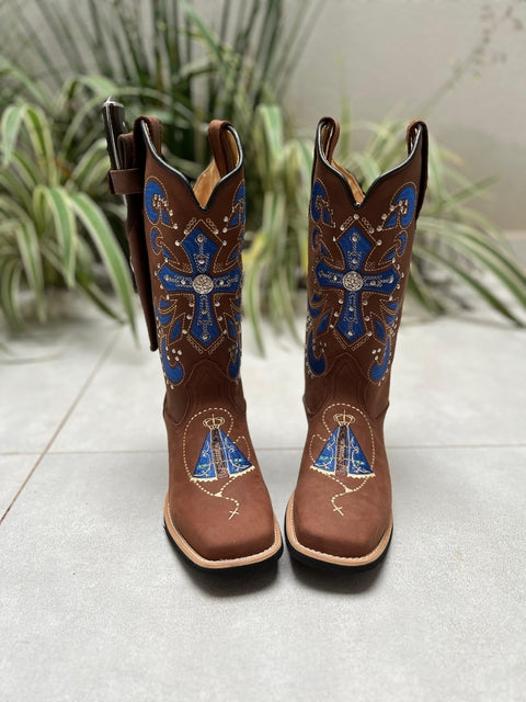 KIT TEXANA BORDADO CRUZ E NOSSA SENHORA AZUL COM METAIS COURO MARROM + BAINHA + FACA