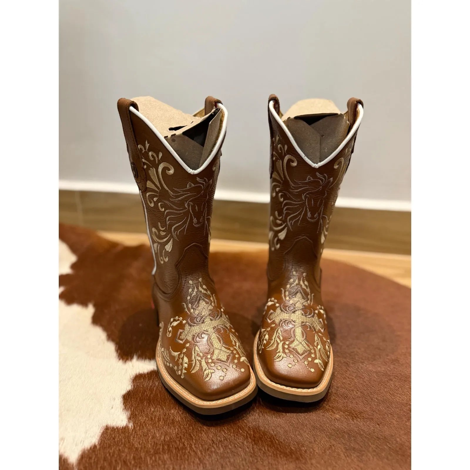 Bota Texana - Couro Látego Mustang Bordado Cruz + Cavalo + Nossa Senhora