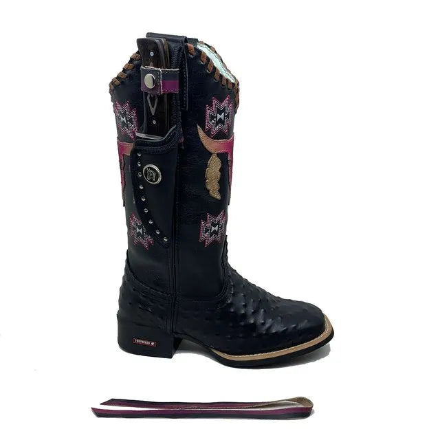 BotaFaca Touro Brinco
- Couro Látego Preto | Gáspea Estilizado em Avestruz | Detalhes Rosa