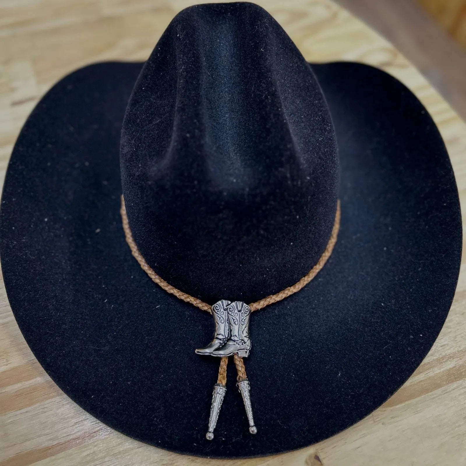 GRAVATA COUNTRY - CORDÃO PRETO PINGENTE BOTA