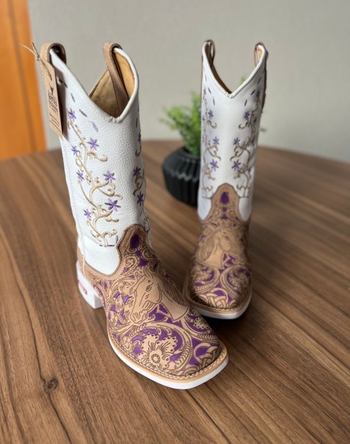 Texana Anelise - Couro Floatter Branco e Nobuck Areia/Bordado Flores e Cavalo Lilás