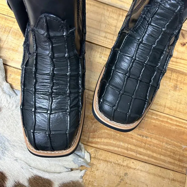 BotinaCanivete Dinossauro
- Couro Látego Preto Estilizado em Dinossauro