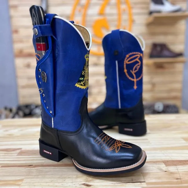 BotaFaca Padroeira
- Couro Cano Fóssil Azul Bic | Couro Gáspea Látego Preto | Bordado Nossa Senhora Tradicional e Terço