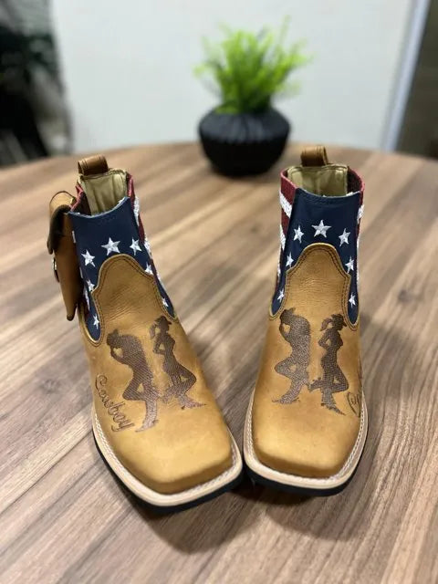 Botina Guilherme com Kit Canivete - Couro Fóssil Havana/ Bordado Cowboy Americano