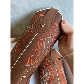 BOTA TEXANA - COURO HORSE NESCAU BORDADO MEIA FLORÊNCIA FERRUGEM
