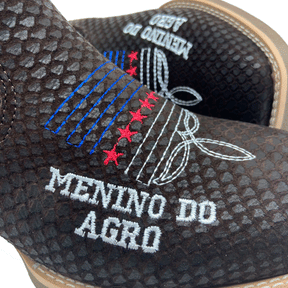 BotinaCanivete Florão Americano 
                                    - Com Menino do Agro | Couro Nobuck Chocolate Estilizado em Tilápia
