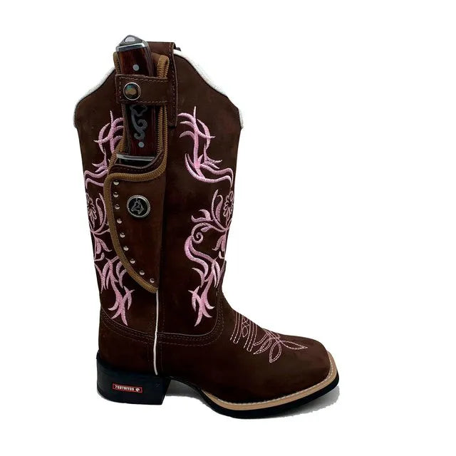 BotaFaca Primavera
                                    - Couro Nobuck Chocolate | Bordado Rosa Claro