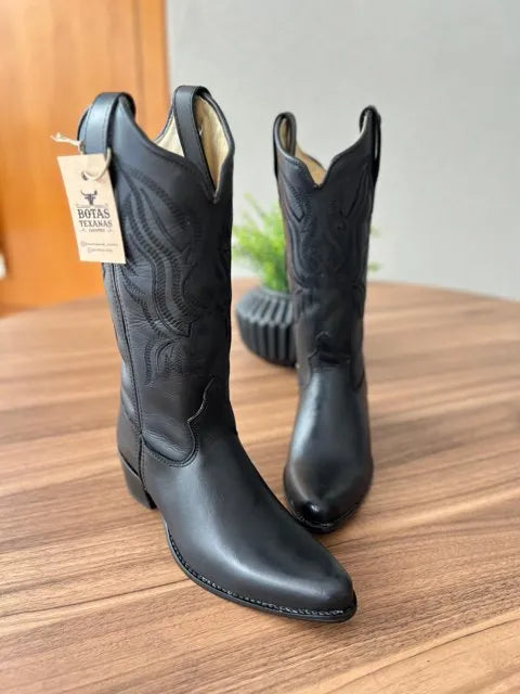 Texana Jhenifer Bico Fino - Couro Látego Preto/Ramos All-Black