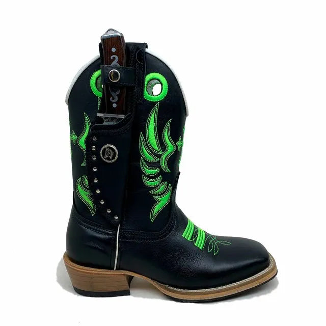 BotaFaca Escudo
                                    - Couro Látego Preto | Bordado Verde Neon | Solado de Madeira