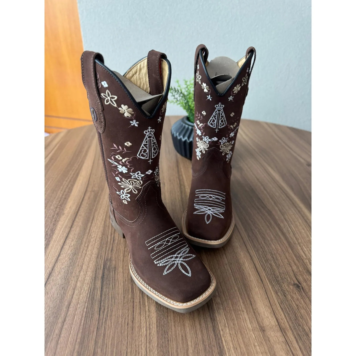 BOTA TEXANA - COURO NOBUCK CHOCOLATE BORDADO PADROEIRA E FLORES
