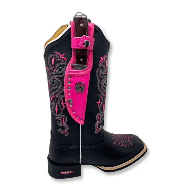 BotaFaca Heloisa 2.0
                                    - Couro Látego Preto | Bordado Branco e Rosa