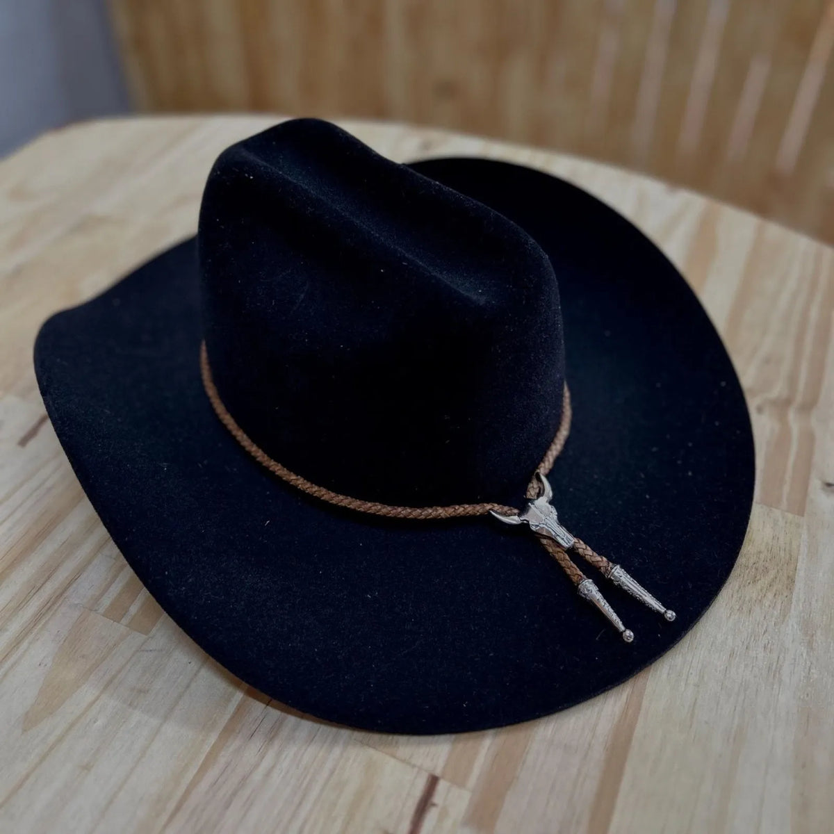 GRAVATA COUNTRY - CORDÃO PRETO PINGENTE TOURO