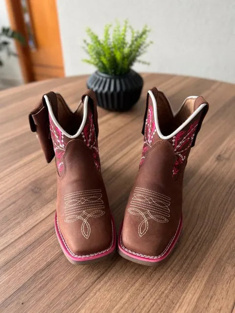Botina Cano Médio Isadora com Kit Canivete - Couro Horse Nescau/ Ramos Rosa