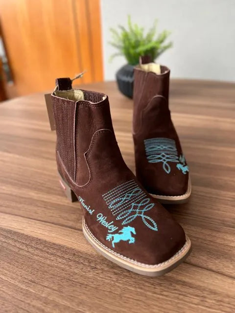 Botina Hariel - Couro Nobuck Marrom/ Bordado Cavalo Azul