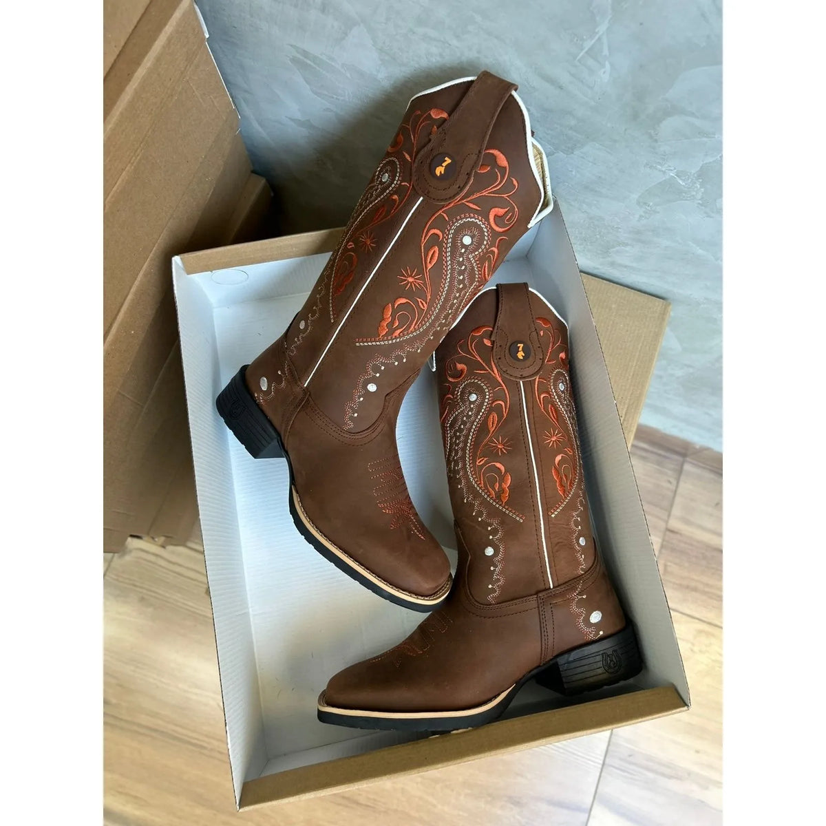 BOTA TEXANA - COURO HORSE NESCAU BORDADO MEIA FLORÊNCIA FERRUGEM