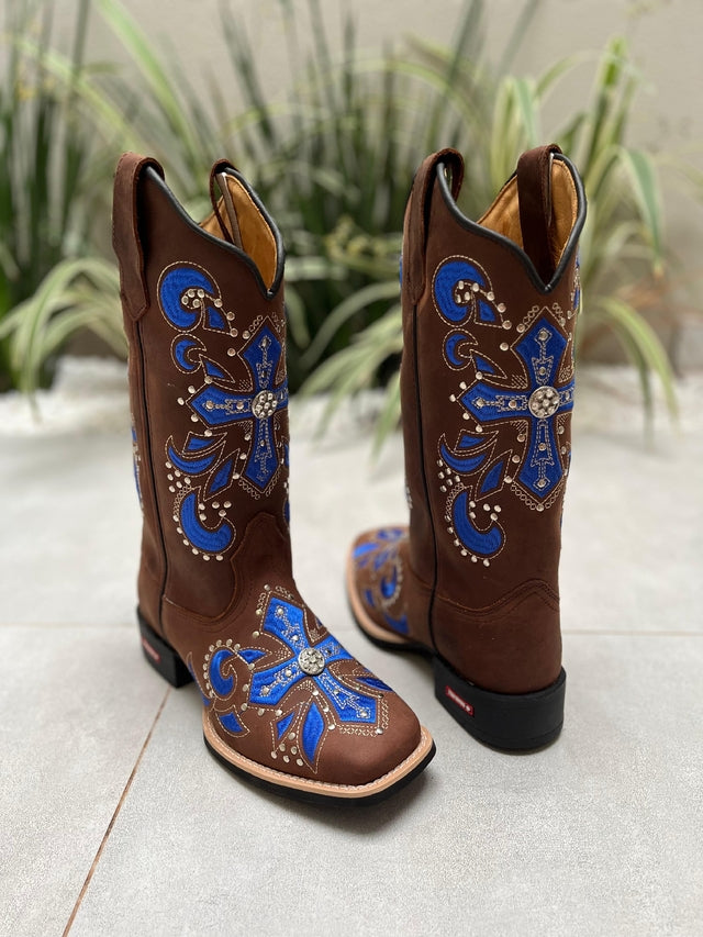 BOTA TEXANA BORDADO CRUZ BRIDÃO AZUL COM METAIS COURO MARROM