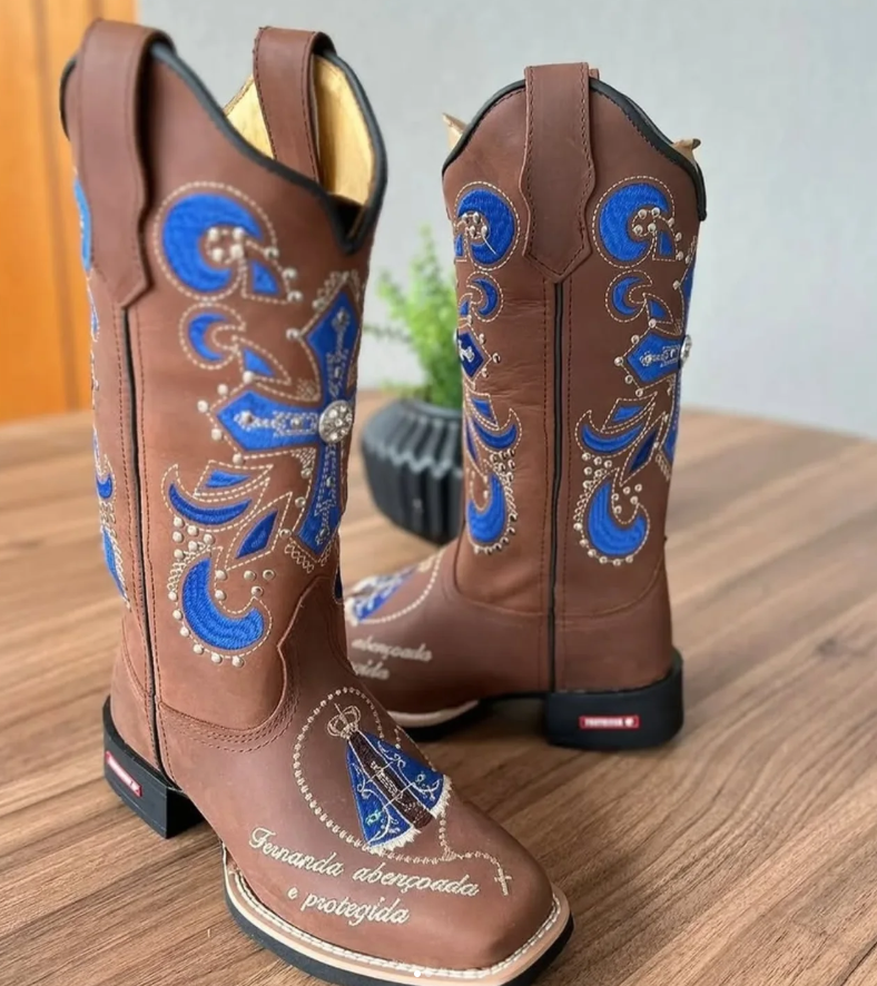 Bota Texana Amora 3 - Couro Horse Nescau/ Laser Bordado Cruz Azul