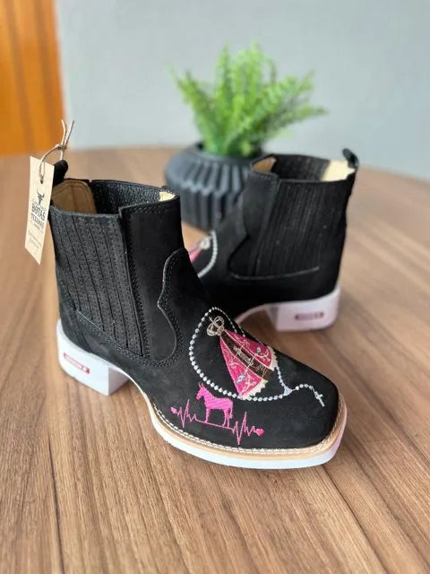 Botina Conceição - Couro Nobuck Preto/ Bordado Padroeira Rosa