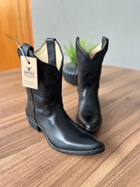 Texana Jhenifer Bico Fino (Capota) - Couro Látego Preto/Bordados Ramos Preto