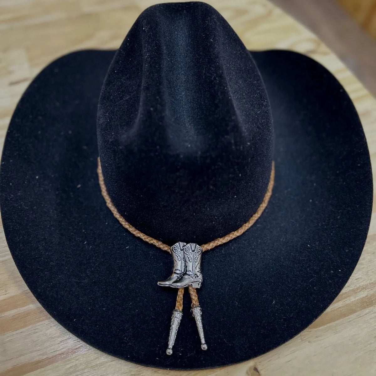 GRAVATA COUNTRY - CORDÃO PRETO PINGENTE BOTA