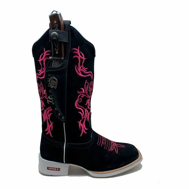 BotaFaca Primavera
                                    - Couro Nobuck Preto | Bordado Rosa | Solado Branco