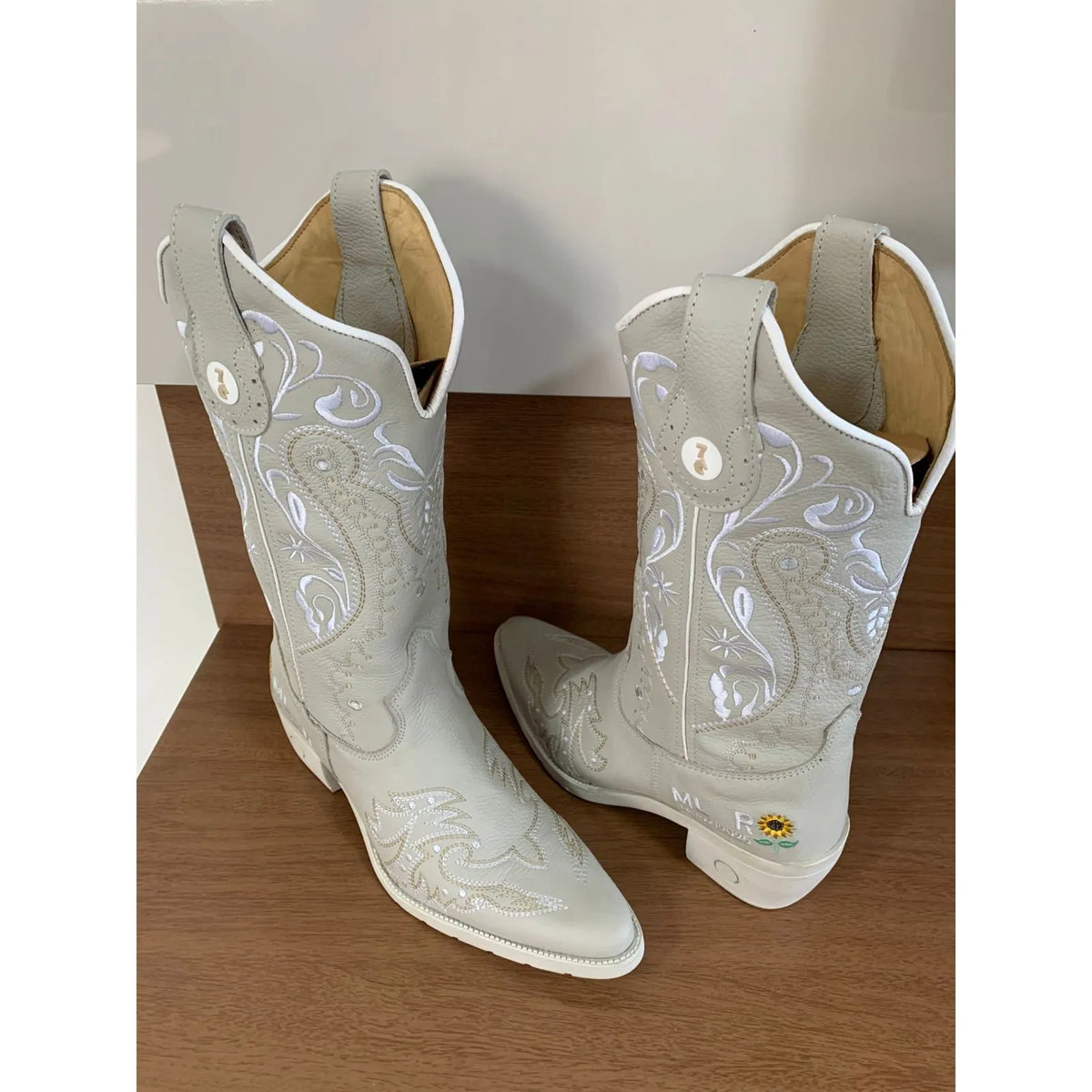 BOTA TEXANA - COURO OFF WHITE BORDADO FLORÊNCIA E GIRASSOL