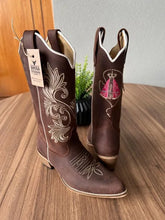 Texana Luana Bico Fino - Couro Horse Nescau/Ramos bege e Padroeira Rosa