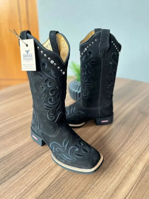 Texana Geovana - Couro Nobuck Preto/Bordado Ramos Preto com Metais