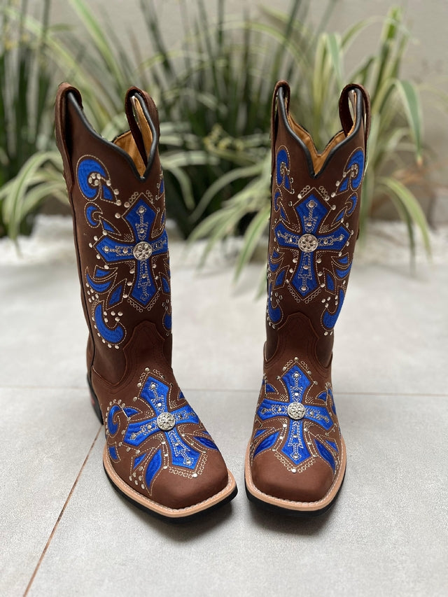 BOTA TEXANA BORDADO CRUZ BRIDÃO AZUL COM METAIS COURO MARROM