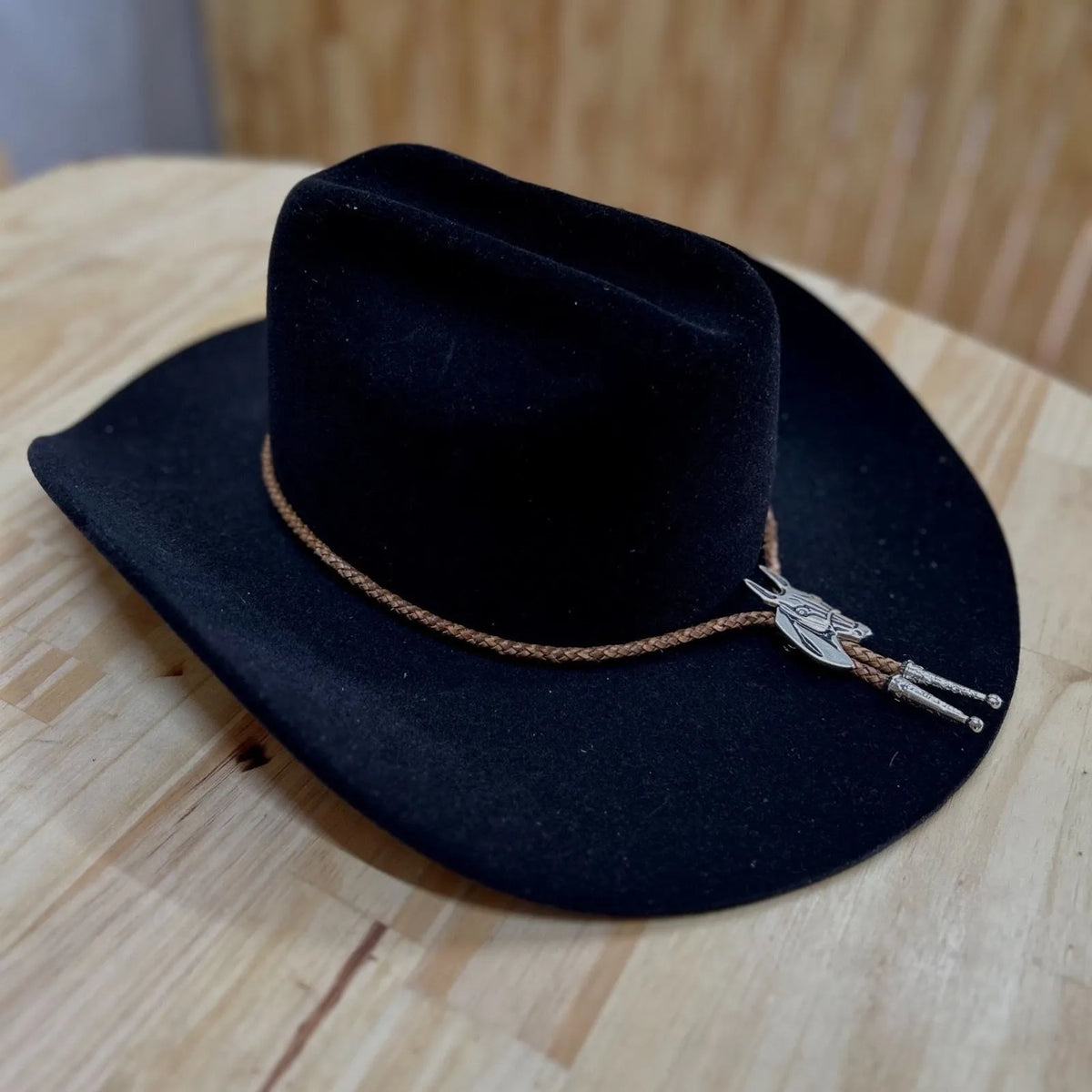 GRAVATA COUNTRY - CORDÃO PRETO PINGENTE MULA