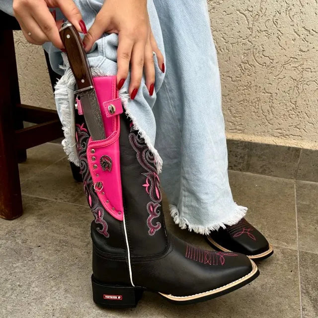 BotaFaca Heloisa 2.0
                                    - Couro Látego Preto | Bordado Branco e Rosa