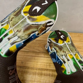 BotaFaca Muladeiros do Brasil
                                    - Couro Cano Nobuck Cru com Estampa | Couro Gáspea Nobuck Chocolate Estilizado em Tilápia | Florão com Cruz e Bainha Brasileira