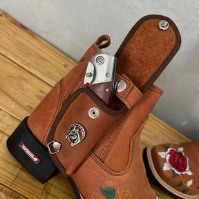 BotinaCanivete Amanda
                                    - Couro Crazy Horse Telha | Bordado Flores