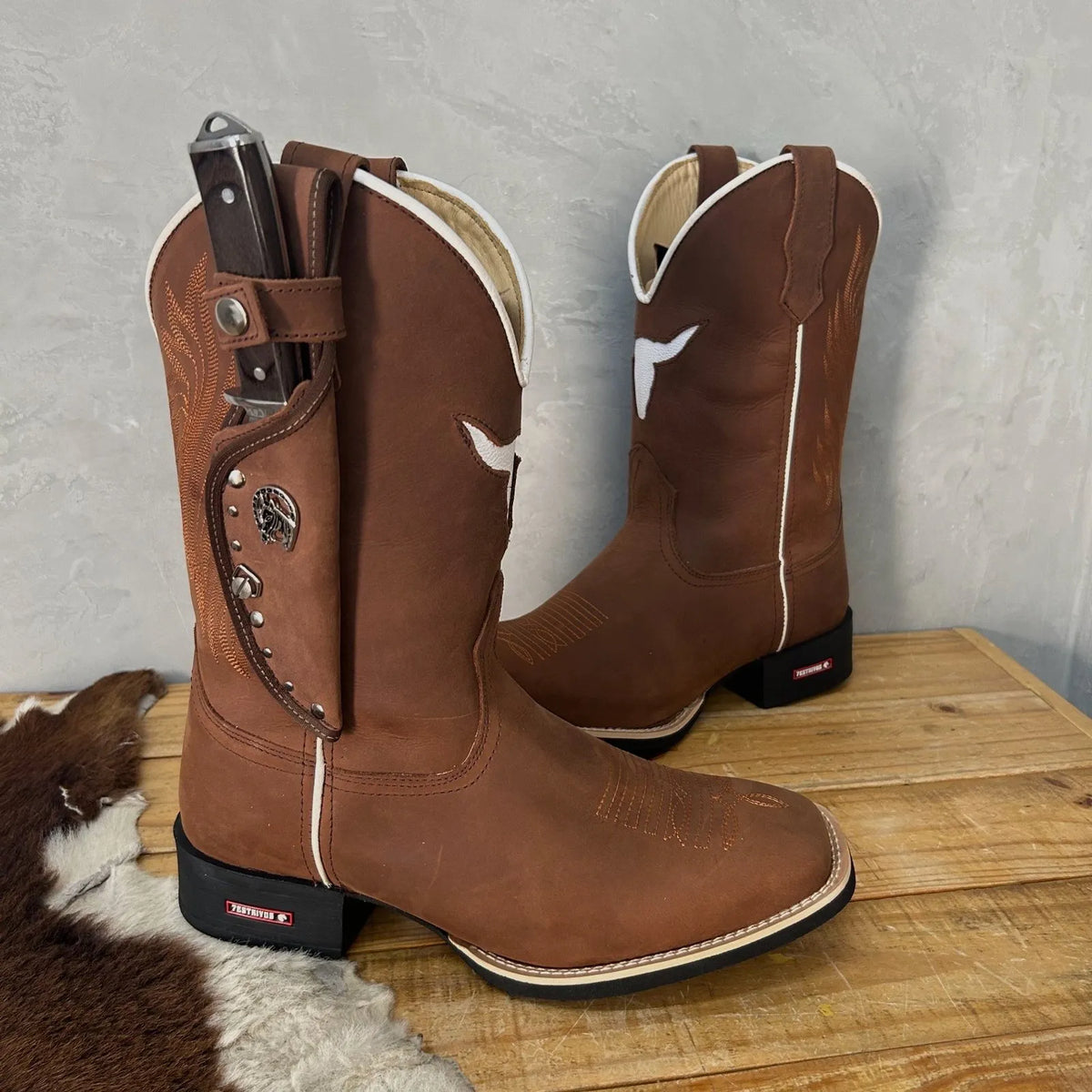 BotaFaca Touro
                                    - Couro Crazy Horse Nescau | Bordado Ferrugem