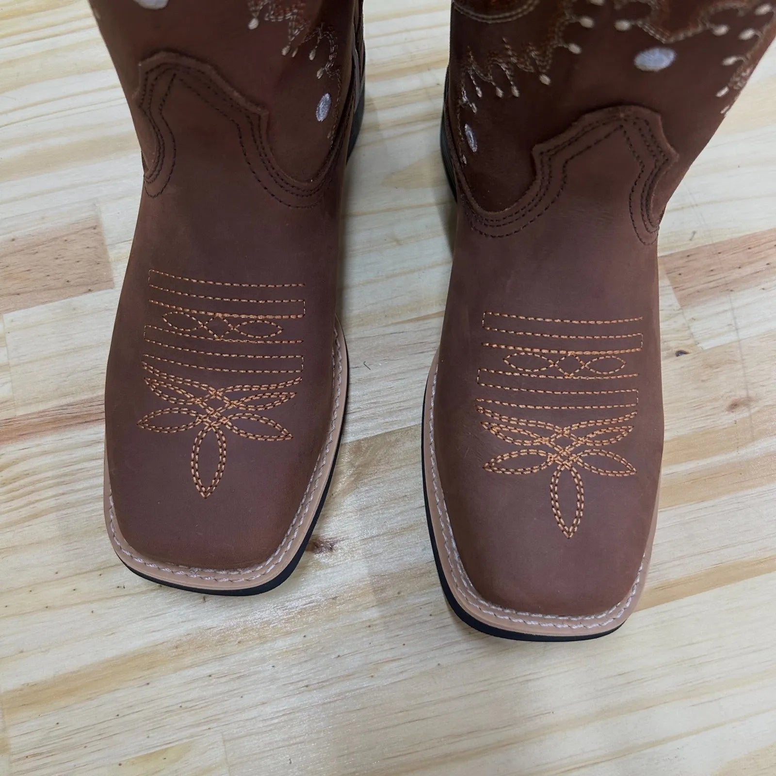 BOTA TEXANA - COURO HORSE NESCAU BORDADO MEIA FLORÊNCIA FERRUGEM