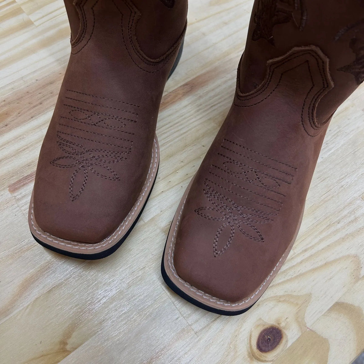 BOTA TEXANA - COURO HORSE NESCAU BORDADO RAMOS + FLORÃO MARROM