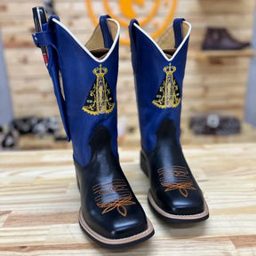 BotaFaca Padroeira
                                    - Couro Cano Fóssil Azul Bic | Couro Gáspea Látego Preto | Bordado Nossa Senhora Tradicional e Terço