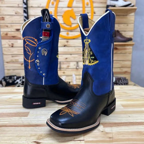 BotaFaca Padroeira
                                    - Couro Cano Fóssil Azul Bic | Couro Gáspea Látego Preto | Bordado Nossa Senhora Tradicional e Terço