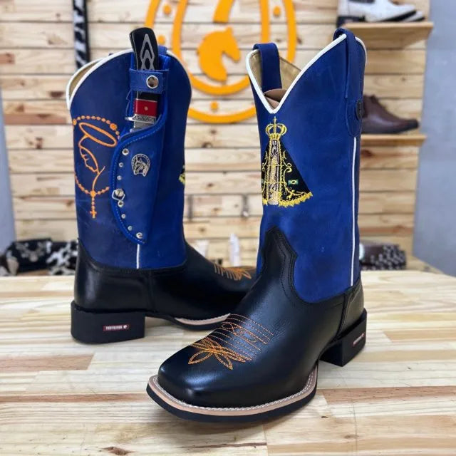 BotaFaca Padroeira
                                    - Couro Cano Fóssil Azul Bic | Couro Gáspea Látego Preto | Bordado Nossa Senhora Tradicional e Terço